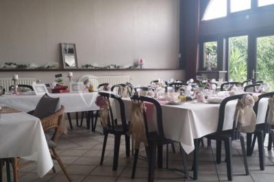 Miniature Location salle Belœil (Hainaut) - La Grange Aux Artistes #19 Jardin ensoleillé avec des palmiers au premier plan, pelouse verte et tables hautes recouvertes de nappes noires en arrière…