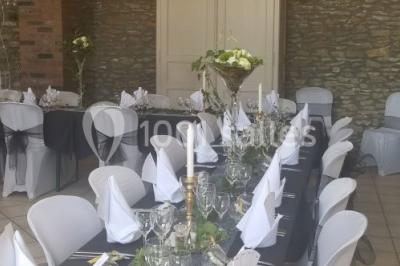 Miniature Location salle Belœil (Hainaut) - La Grange Aux Artistes #20 Jardin ensoleillé avec des palmiers au premier plan, pelouse verte et tables hautes recouvertes de nappes noires en arrière…