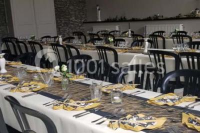 Miniature Location salle Belœil (Hainaut) - La Grange Aux Artistes #10 Jardin ensoleillé avec des palmiers au premier plan, pelouse verte et tables hautes recouvertes de nappes noires en arrière…