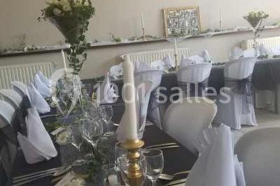 Miniature Location salle Belœil (Hainaut) - La Grange Aux Artistes #21 Jardin ensoleillé avec des palmiers au premier plan, pelouse verte et tables hautes recouvertes de nappes noires en arrière…