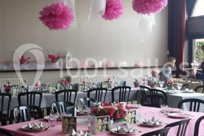 Miniature Location salle Belœil (Hainaut) - La Grange Aux Artistes #2 Jardin ensoleillé avec des palmiers au premier plan, pelouse verte et tables hautes recouvertes de nappes noires en arrière…