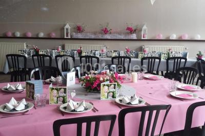 Miniature Location salle Belœil (Hainaut) - La Grange Aux Artistes #3 Jardin ensoleillé avec des palmiers au premier plan, pelouse verte et tables hautes recouvertes de nappes noires en arrière…