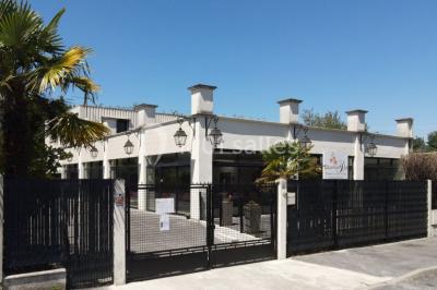 Miniature Location salle Baillet-en-France (Val-d'Oise) - Le Bon Temps #8 Plateaux de bouchées apéritives variées, incluant brochettes de tomates-mozzarella et autres amuse-bouches.