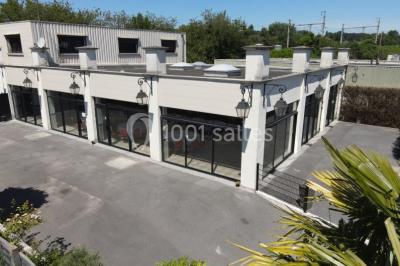 Miniature Location salle Baillet-en-France (Val-d'Oise) - Le Bon Temps #7 Plateaux de bouchées apéritives variées, incluant brochettes de tomates-mozzarella et autres amuse-bouches.