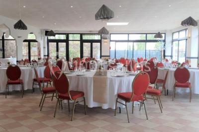 Miniature Location salle Baillet-en-France (Val-d'Oise) - Le Bon Temps #12 Plateaux de bouchées apéritives variées, incluant brochettes de tomates-mozzarella et autres amuse-bouches.