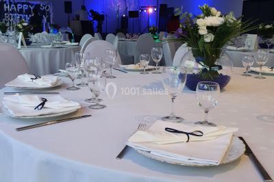 Miniature Location salle Baillet-en-France (Val-d'Oise) - Le Bon Temps #13 Plateaux de bouchées apéritives variées, incluant brochettes de tomates-mozzarella et autres amuse-bouches.