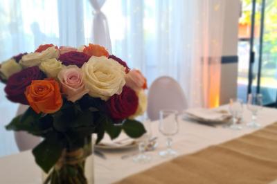 Miniature Location salle Baillet-en-France (Val-d'Oise) - Le Bon Temps #14 Plateaux de bouchées apéritives variées, incluant brochettes de tomates-mozzarella et autres amuse-bouches.