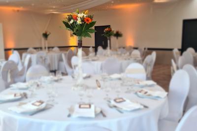 Miniature Location salle Baillet-en-France (Val-d'Oise) - Le Bon Temps #9 Plateaux de bouchées apéritives variées, incluant brochettes de tomates-mozzarella et autres amuse-bouches.