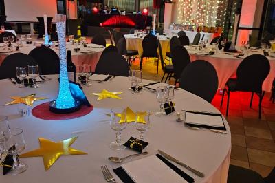 Miniature Location salle Baillet-en-France (Val-d'Oise) - Le Bon Temps #5 Plateaux de bouchées apéritives variées, incluant brochettes de tomates-mozzarella et autres amuse-bouches.