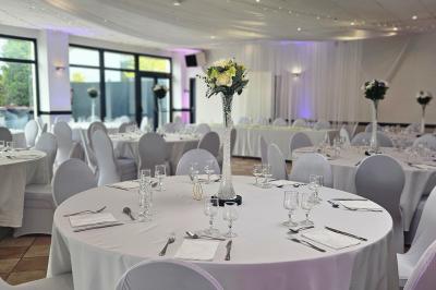 Miniature Location salle Baillet-en-France (Val-d'Oise) - Le Bon Temps #4 Plateaux de bouchées apéritives variées, incluant brochettes de tomates-mozzarella et autres amuse-bouches.