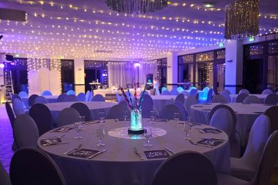 Miniature Location salle Baillet-en-France (Val-d'Oise) - Le Bon Temps #2 Plateaux de bouchées apéritives variées, incluant brochettes de tomates-mozzarella et autres amuse-bouches.