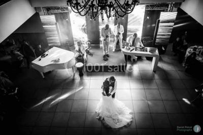 Miniature Location salle Gémenos (Bouches-du-Rhône) - Le Riviera #16 Un couple danse au milieu d'une piste entourée de fumée, avec des lettres géantes formant ’LOVE’ en arrière-plan.