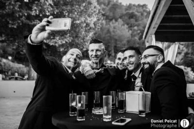 Miniature Location salle Gémenos (Bouches-du-Rhône) - Le Riviera #5 Un couple danse au milieu d'une piste entourée de fumée, avec des lettres géantes formant ’LOVE’ en arrière-plan.