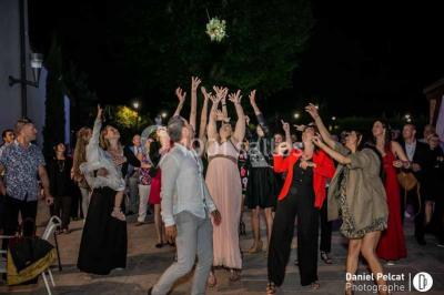 Miniature Location salle Gémenos (Bouches-du-Rhône) - Le Riviera #15 Un couple danse au milieu d'une piste entourée de fumée, avec des lettres géantes formant ’LOVE’ en arrière-plan.