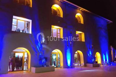 Miniature Location salle Gémenos (Bouches-du-Rhône) - Le Riviera #7 Un couple danse au milieu d'une piste entourée de fumée, avec des lettres géantes formant ’LOVE’ en arrière-plan.