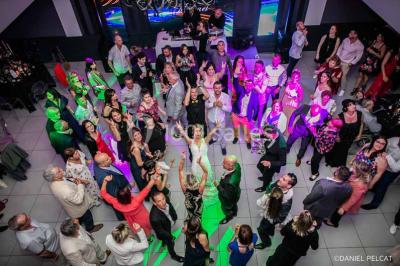 Miniature Location salle Gémenos (Bouches-du-Rhône) - Le Riviera #6 Un couple danse au milieu d'une piste entourée de fumée, avec des lettres géantes formant ’LOVE’ en arrière-plan.