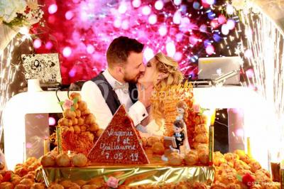 Miniature Location salle Gémenos (Bouches-du-Rhône) - Le Riviera #13 Un couple danse au milieu d'une piste entourée de fumée, avec des lettres géantes formant ’LOVE’ en arrière-plan.