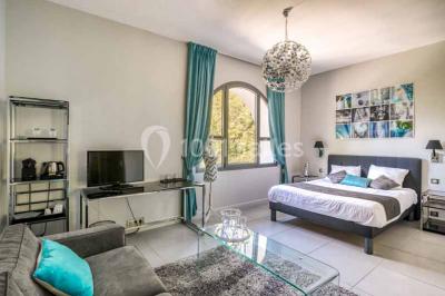 Miniature Location salle Gémenos (Bouches-du-Rhône) - Le Riviera #11 Un couple danse au milieu d'une piste entourée de fumée, avec des lettres géantes formant ’LOVE’ en arrière-plan.