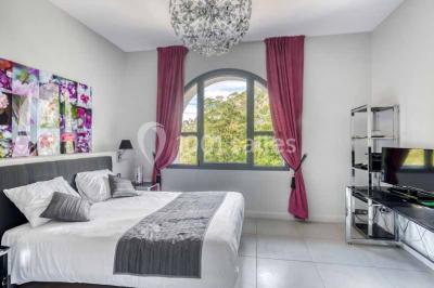 Miniature Location salle Gémenos (Bouches-du-Rhône) - Le Riviera #12 Un couple danse au milieu d'une piste entourée de fumée, avec des lettres géantes formant ’LOVE’ en arrière-plan.