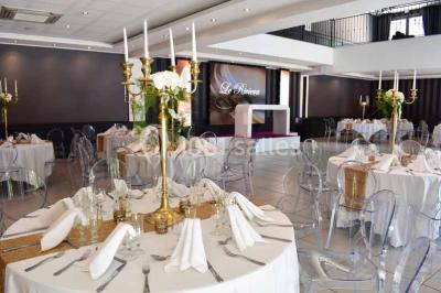 Miniature Location salle Gémenos (Bouches-du-Rhône) - Le Riviera #2 Un couple danse au milieu d'une piste entourée de fumée, avec des lettres géantes formant ’LOVE’ en arrière-plan.