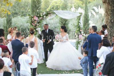 Miniature Location salle Gémenos (Bouches-du-Rhône) - Le Riviera #4 Un couple danse au milieu d'une piste entourée de fumée, avec des lettres géantes formant ’LOVE’ en arrière-plan.