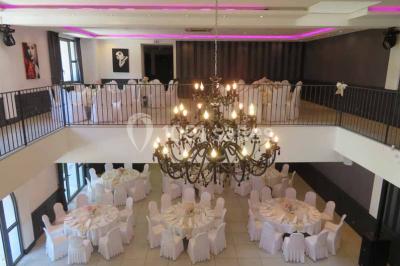 Miniature Location salle Gémenos (Bouches-du-Rhône) - Le Riviera #3 Un couple danse au milieu d'une piste entourée de fumée, avec des lettres géantes formant ’LOVE’ en arrière-plan.