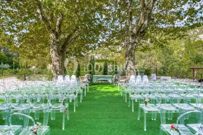 Miniature Location salle Gémenos (Bouches-du-Rhône) - Le Riviera #9 Un couple danse au milieu d'une piste entourée de fumée, avec des lettres géantes formant ’LOVE’ en arrière-plan.