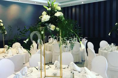 Miniature Location salle Gémenos (Bouches-du-Rhône) - Le Riviera #10 Un couple danse au milieu d'une piste entourée de fumée, avec des lettres géantes formant ’LOVE’ en arrière-plan.