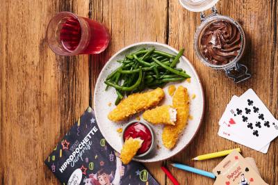 Miniature Location salle Boulogne-Billancourt (Hauts-de-Seine) - Hippopotamus Boulogne #9 Plat de viande rouge tranchée avec sauce au poivre, accompagné de frites, servi dans un plat ovale sur une table en bois.