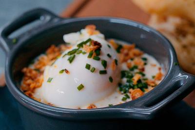 Miniature Location salle Boulogne-Billancourt (Hauts-de-Seine) - Hippopotamus Boulogne #22 Plat de viande rouge tranchée avec sauce au poivre, accompagné de frites, servi dans un plat ovale sur une table en bois.
