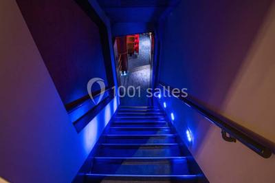 Façade du cinéma ’Club de l'Étoile’ avec une entrée vitrée et des voitures stationnées devant.