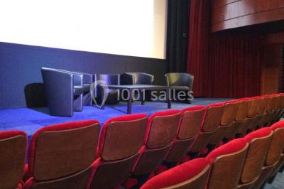 Façade du cinéma ’Club de l'Étoile’ avec une entrée vitrée et des voitures stationnées devant.