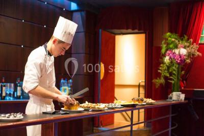 Façade du cinéma ’Club de l'Étoile’ avec une entrée vitrée et des voitures stationnées devant.