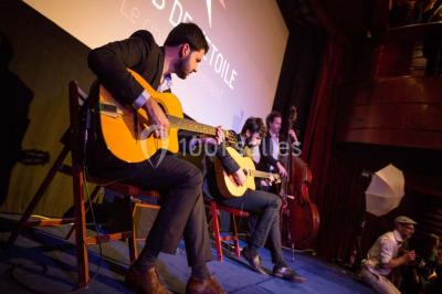 Façade du cinéma ’Club de l'Étoile’ avec une entrée vitrée et des voitures stationnées devant.