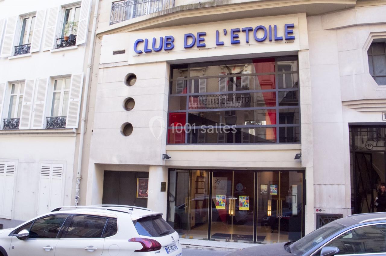Façade du cinéma ’Club de l'Étoile’ avec une entrée vitrée et des voitures stationnées devant.