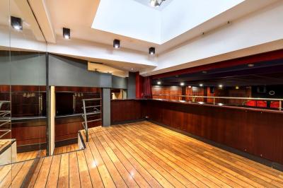 Façade du cinéma ’Club de l'Étoile’ avec une entrée vitrée et des voitures stationnées devant.