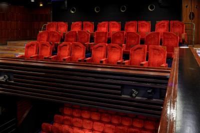 Façade du cinéma ’Club de l'Étoile’ avec une entrée vitrée et des voitures stationnées devant.