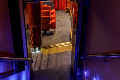 Façade du cinéma ’Club de l'Étoile’ avec une entrée vitrée et des voitures stationnées devant.