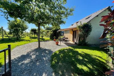 Miniature Location salle Chantepie (Ille-et-Vilaine) - Manoir de la Haute Pilais #2 Chambre mansardée avec lit double, poutres apparentes, éclairage chaleureux et fenêtre de toit.