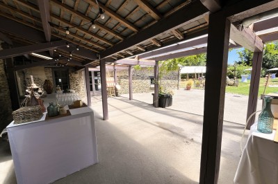 Miniature Cocktail Chambre mansardée avec lit double, poutres apparentes, éclairage chaleureux et fenêtre de toit.