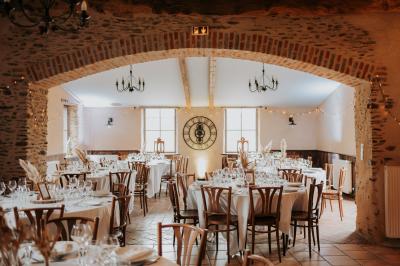 Miniature Salle de Réception Chambre mansardée avec lit double, poutres apparentes, éclairage chaleureux et fenêtre de toit.