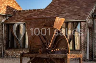 Miniature Location salle Menus (Orne) - Gîte de La Bretillière #12 Chemin de campagne bordé de poteaux électriques et clôtures, traversant un paysage rural sous un ciel sombre.