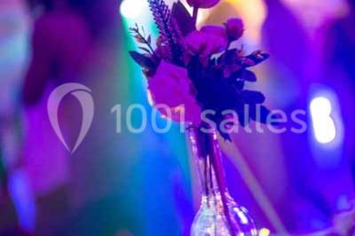 Miniature Location salle Menus (Orne) - Gîte de La Bretillière #7 Chemin de campagne bordé de poteaux électriques et clôtures, traversant un paysage rural sous un ciel sombre.