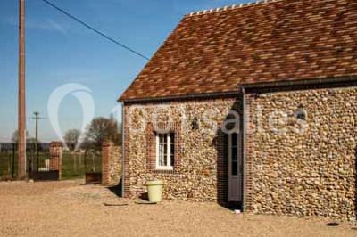 Miniature Location salle Menus (Orne) - Gîte de La Bretillière #3 Chemin de campagne bordé de poteaux électriques et clôtures, traversant un paysage rural sous un ciel sombre.