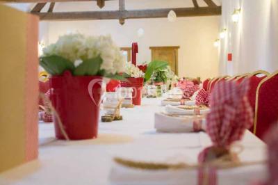 Miniature Location salle Menus (Orne) - Gîte de La Bretillière #5 Chemin de campagne bordé de poteaux électriques et clôtures, traversant un paysage rural sous un ciel sombre.
