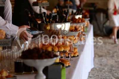 Miniature Location salle Menus (Orne) - Gîte de La Bretillière #10 Chemin de campagne bordé de poteaux électriques et clôtures, traversant un paysage rural sous un ciel sombre.