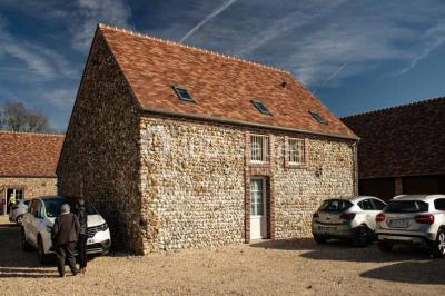 Miniature Location salle Menus (Orne) - Gîte de La Bretillière #2 Chemin de campagne bordé de poteaux électriques et clôtures, traversant un paysage rural sous un ciel sombre.