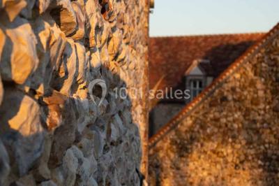 Miniature Location salle Menus (Orne) - Gîte de La Bretillière #4 Chemin de campagne bordé de poteaux électriques et clôtures, traversant un paysage rural sous un ciel sombre.