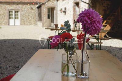 Miniature Location salle Menus (Orne) - Gîte de La Bretillière #11 Chemin de campagne bordé de poteaux électriques et clôtures, traversant un paysage rural sous un ciel sombre.