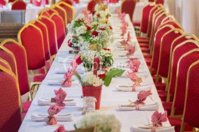 Miniature Location salle Menus (Orne) - Gîte de La Bretillière #6 Chemin de campagne bordé de poteaux électriques et clôtures, traversant un paysage rural sous un ciel sombre.